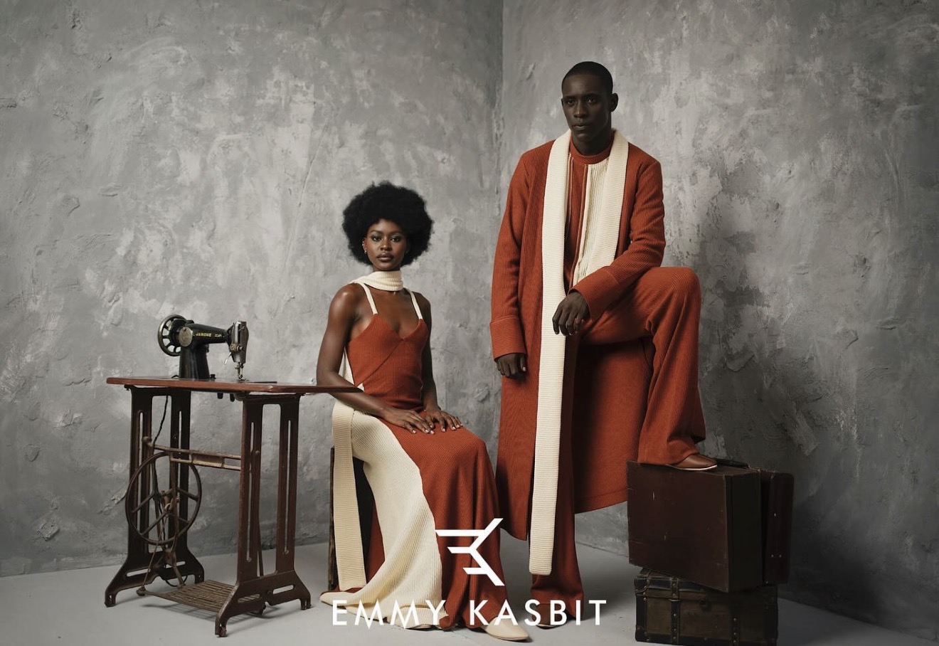 Emmy Kasbit campaign avec machine à coudre — transmission, tailleur